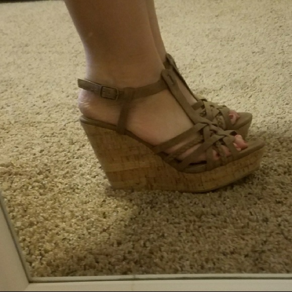 NWOT Strappy Tan Wedge Heels - Picture 5 of 6